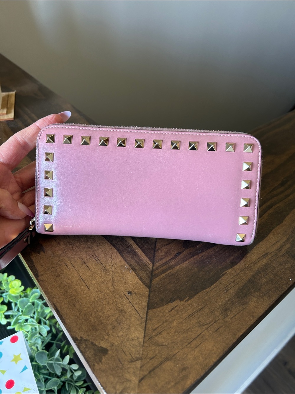 464. Valentino Garavani Pink Zip-Around Rockstud Wallet with Gold Studs - Picture 3 of 10